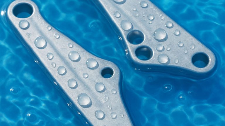 Bauteil-in-klaren-Wasser